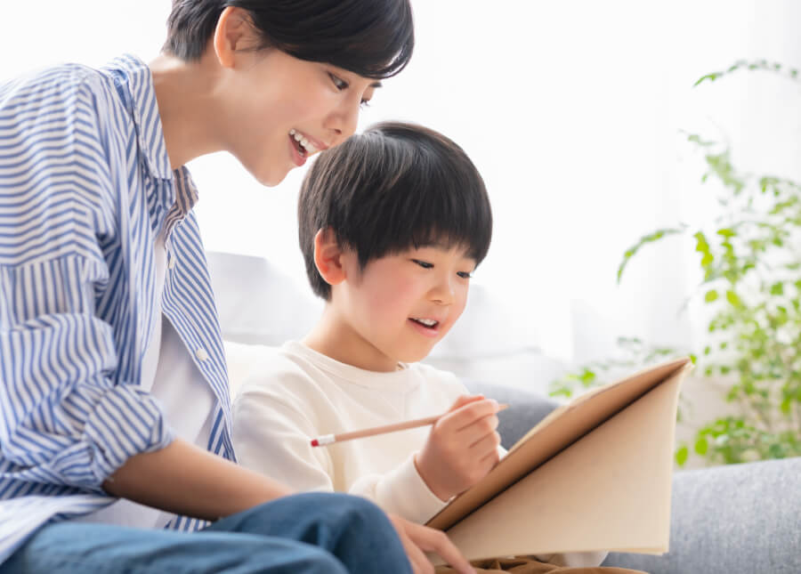 自宅で自習する様子